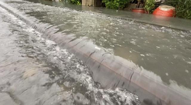 TPHCM: Mưa như trút, nước cuốn trôi xe đạp học sinh giờ tan trường-5