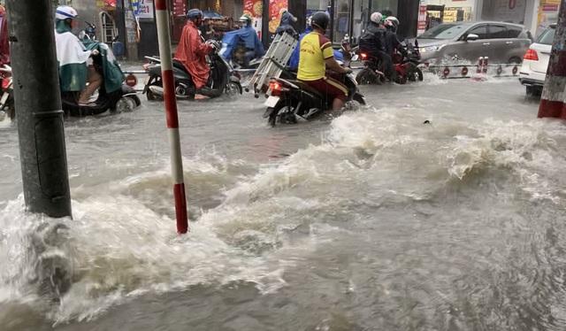 TPHCM: Mưa như trút, nước cuốn trôi xe đạp học sinh giờ tan trường-6