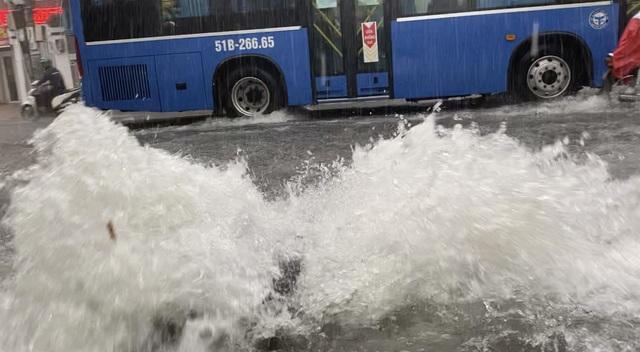 TPHCM: Mưa như trút, nước cuốn trôi xe đạp học sinh giờ tan trường-7