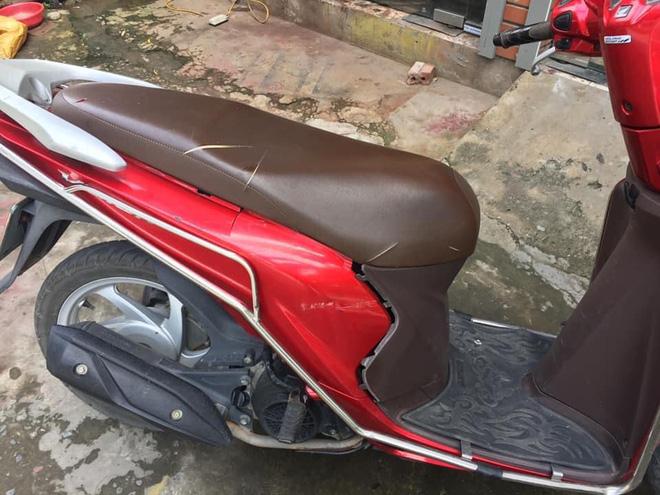 Chủ nhà choáng váng xem clip người hàng xóm cầm 2 con dao chém liên tiếp vào xe máy mình-1