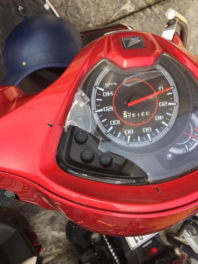 Chủ nhà choáng váng xem clip người hàng xóm cầm 2 con dao chém liên tiếp vào xe máy mình-2