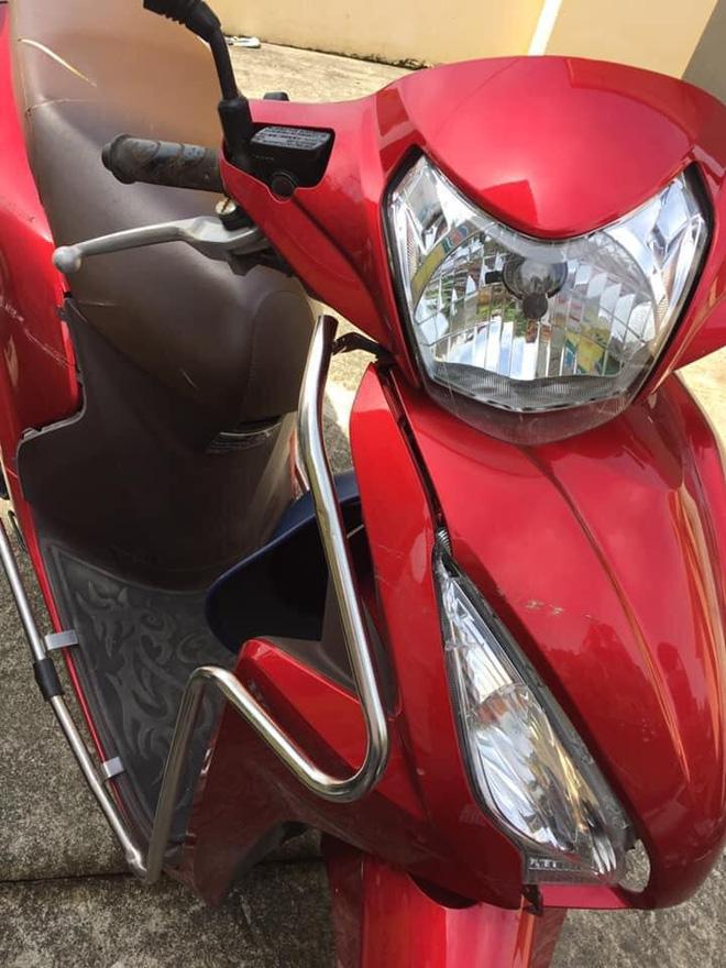 Chủ nhà choáng váng xem clip người hàng xóm cầm 2 con dao chém liên tiếp vào xe máy mình-3