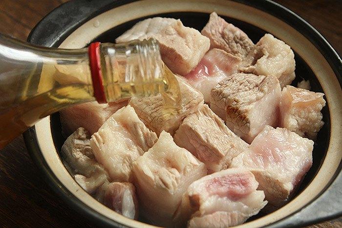 Kho thịt không cần nước, muối vẫn thơm mềm đỏ bóng, ai nhìn cũng muốn ăn 3 bát cơm-3