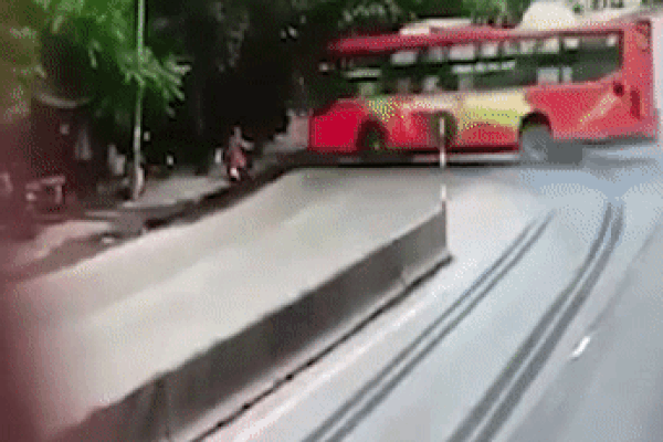 Clip: Rợn người nữ tài xế húc đổ cổng nhà, hất tung bố chồng đang ra mở cửa-1