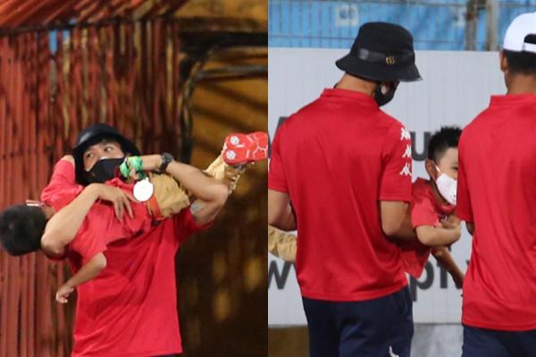 Giữa nghi án vợ sắp cưới bầu bí, Công Phượng trổ tài dỗ trẻ cực chuyên nghiệp-3