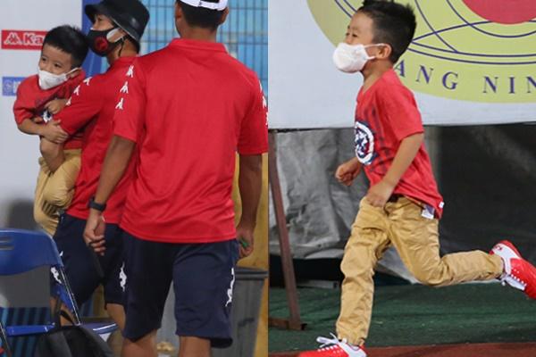 Giữa nghi án vợ sắp cưới bầu bí, Công Phượng trổ tài dỗ trẻ cực chuyên nghiệp-4