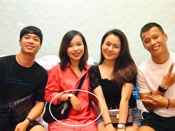 Giữa nghi án vợ sắp cưới bầu bí, Công Phượng trổ tài dỗ trẻ cực chuyên nghiệp-5