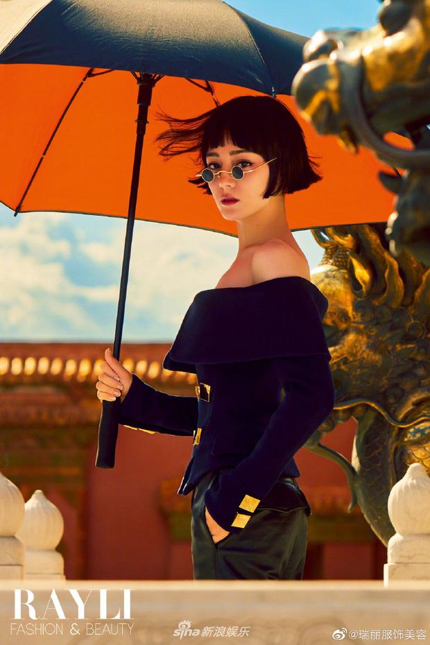 Địch Lệ Nhiệt Ba đẹp thần sầu với tóc ngắn, nhìn lại hao hao Hiền Hồ-1