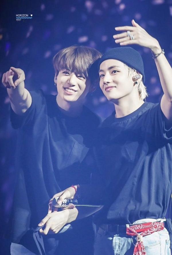 Chuyện lạ Kpop à nha: Taekook lọt top trending Mỹ dù chỉ đeo khẩu trang ngồi im-1