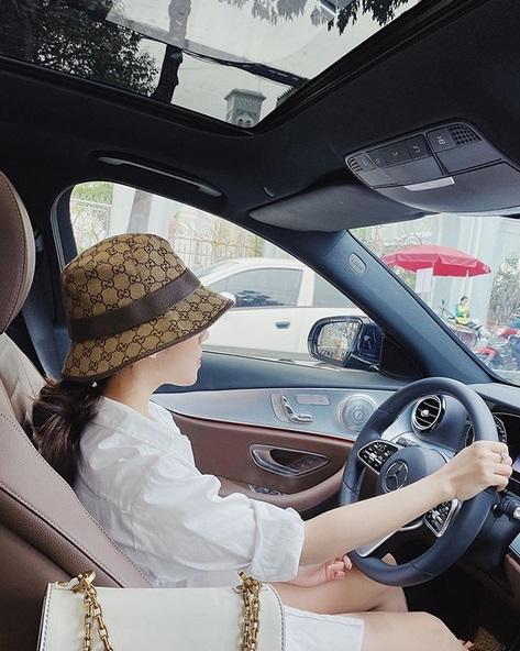 Ngoài xế hộp 5 tỷ, bạn gái rich kid của Tống Đông Khuê còn sở hữu BST túi hiệu đáng nể-5