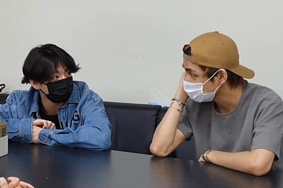 Chuyện lạ Kpop à nha: Taekook lọt top trending Mỹ dù chỉ đeo khẩu trang ngồi im