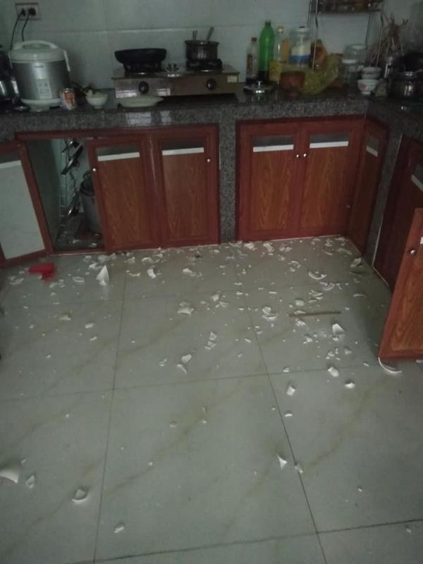 Cả ngày rảnh rỗi bị vợ nhờ rửa bát, chồng lấy búa đập vỡ hết ra oai khỏi phải rửa-1