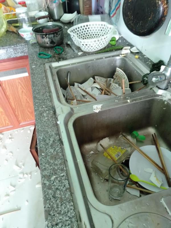 Cả ngày rảnh rỗi bị vợ nhờ rửa bát, chồng lấy búa đập vỡ hết ra oai khỏi phải rửa-2