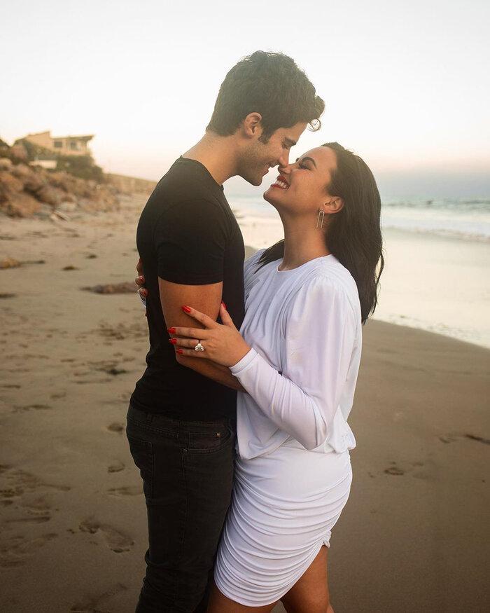 Demi Lovato chia tay bạn trai Max Ehrich sau 2 tháng đính hôn, Selena Gomez bất ngờ bị lôi vào cuộc-2