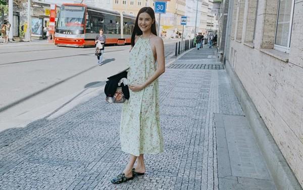 Kỳ Hân mang bầu vắng chồng, đau đầu được trai trẻ xoa bóp, còn cúi thơm trán-4