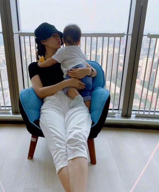 Chương Tử Di khoe con trai lần đầu gọi tiếng mẹ nhưng lộ nhan sắc thật ở tuổi 41 mới gây chú ý-2