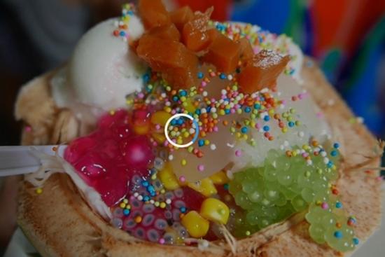 Món kem dừa cầu vồng trên đường phố Thái Lan