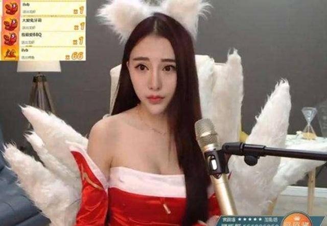 3 nữ streamer bị cấm sóng vì quá sexy, có người lộ cả vòng 1 khi đang phát trực tiếp-1