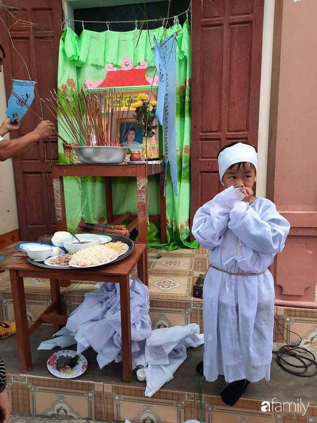 Vụ chồng ghen tuông hoang tưởng đâm chết vợ ở Nghệ An: Xót xa 3 đứa con thơ bơ vơ khát sữa, gào khóc đòi mẹ-1