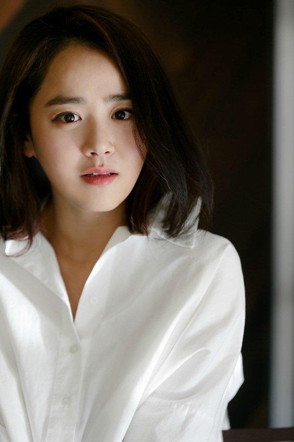 Ở tuổi 21, Moon Geun Young trở thành diễn viên trẻ nhất Hàn Quốc nhận Daesang tại Giải thưởng phim truyền hình SBS và 5 giải thưởng lớn khác với phim cổ trang 