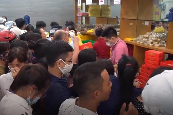 Mua 6 hộp bánh Trung thu cho bõ công xếp hàng, nhưng nhìn sản phẩm hoang mang nhẹ-3