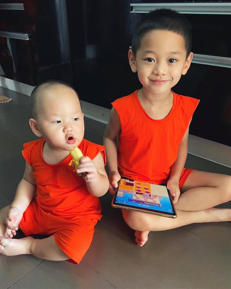 Cặp quý tử có ngoại hình không liên quan của Trà My Idol-7