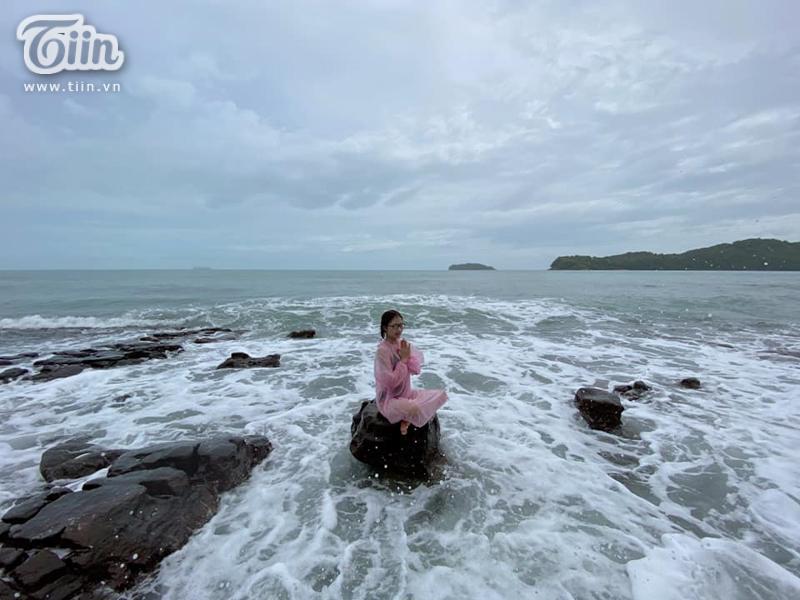 Gây chú ý với bộ ảnh mặc bikini cùng áo mưa đi biển, người trong cuộc lên tiếng-1