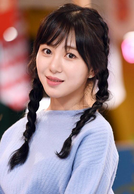 Kwon Mina chấm dứt hợp đồng với công ty quản lý Woori Actors sau 4 tháng gắn bó. Nữ thần tượng dự định nghỉ ngơi một thời gian để điều trị tâm lý.