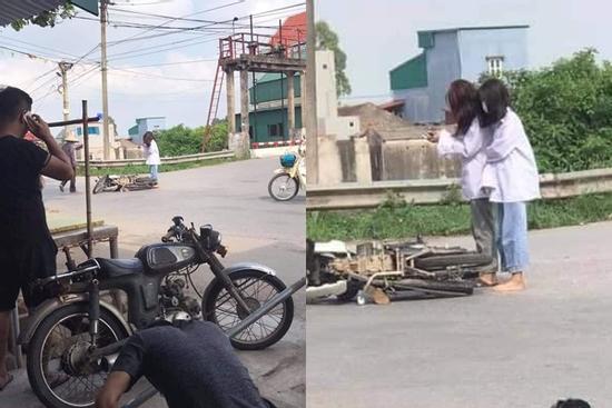 Bị ngã xe, 2 cô gái không nằm tại chỗ mà đứng phắt dậy làm một việc khó hiểu