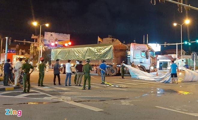 Cha trọng thương, 2 con tử vong sau va chạm với xe tải-1
