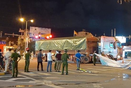 Cha trọng thương, 2 con tử vong sau va chạm với xe tải