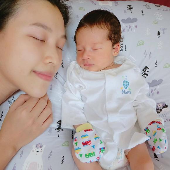 Á hậu Hoàng Oanh công khai gương mặt cậu con trai lai Tây, nhìn đúng bản sao thu nhỏ của chồng-2