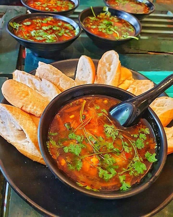 Thiều Bảo Trâm ăn sương sương cũng hết 5 chén bánh mì xíu mại khi đến Đà Lạt-2