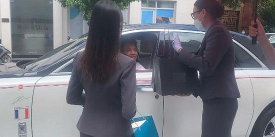 Đại gia Minh Nhựa tặng con gái và con rể quà khổng lồ kỷ niệm 1 năm ngày cưới-1