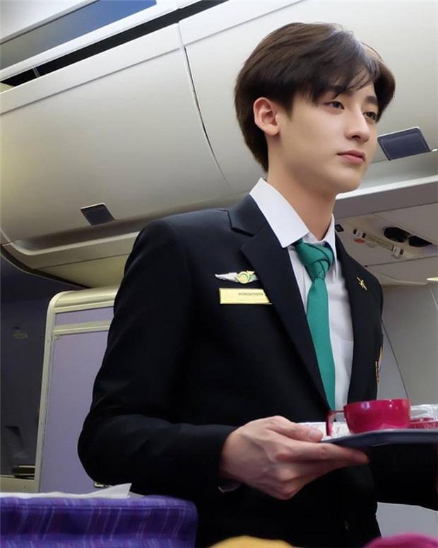 Soái ca hàng không đình đám 5 năm trước gây bất ngờ với ngoại hình ngày càng nữ tính-1