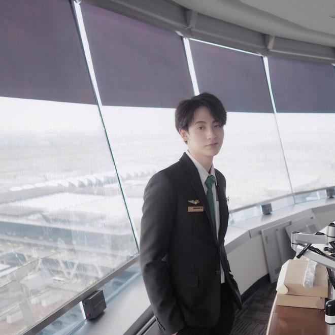 Soái ca hàng không đình đám 5 năm trước gây bất ngờ với ngoại hình ngày càng nữ tính-4