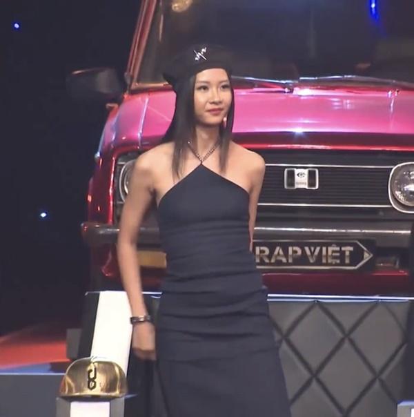 Trang phục của huấn luyện viên Rap Việt ở tập cuối vòng Đối đầu-4