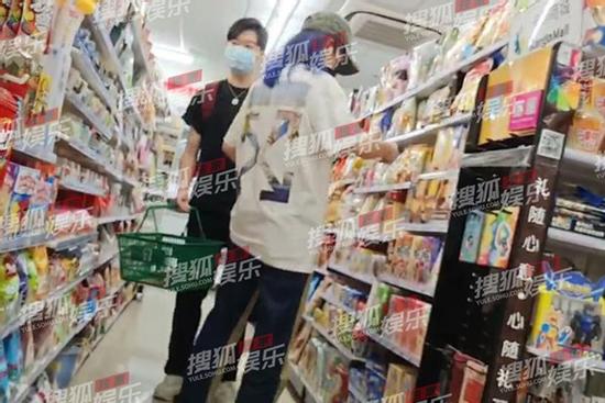 Triệu Vy bị bắt gặp cùng trai trẻ giữa đêm, gia thế tình mới 'khủng' không kém chồng đại gia