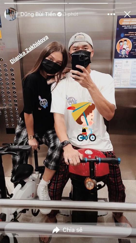 Thủ môn Bùi Tiến Dũng và bạn gái khoe chiếc xe cá tính, chụp ảnh cool ngầu trong thang máy chung cư-1