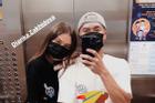 Thủ môn Bùi Tiến Dũng và bạn gái khoe chiếc xe cá tính, chụp ảnh 'cool ngầu' trong thang máy chung cư