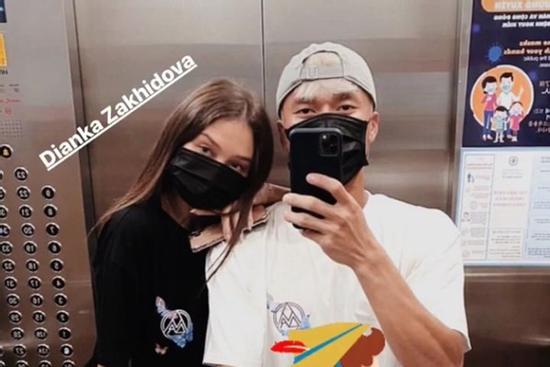 Thủ môn Bùi Tiến Dũng và bạn gái khoe chiếc xe cá tính, chụp ảnh 'cool ngầu' trong thang máy chung cư