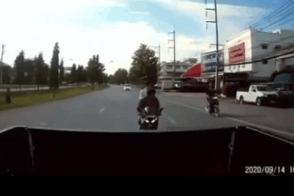 Clip: Lao thẳng xe bán tải, thanh niên đi xe máy 'lộn nhào' kinh hoàng
