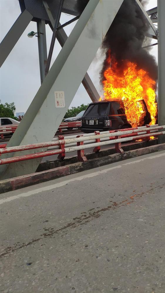 Hà Nội: Xế sang Range Rover bốc cháy ngùn ngụt trên cầu Chương Dương-1