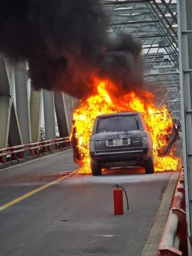 Hà Nội: Xế sang Range Rover bốc cháy ngùn ngụt trên cầu Chương Dương-3