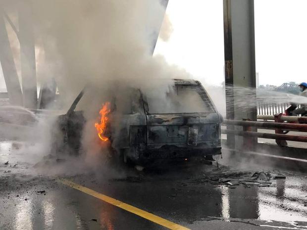 Hà Nội: Xế sang Range Rover bốc cháy ngùn ngụt trên cầu Chương Dương-5