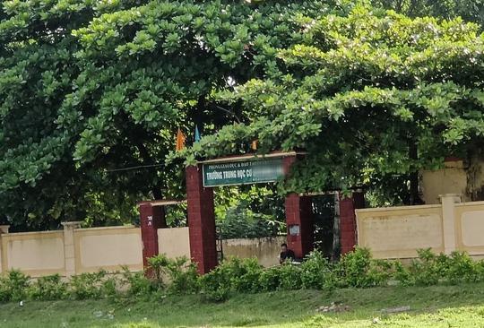 Nữ sinh vừa lên lớp 8 đã phải nghỉ học vì mang thai đôi-1