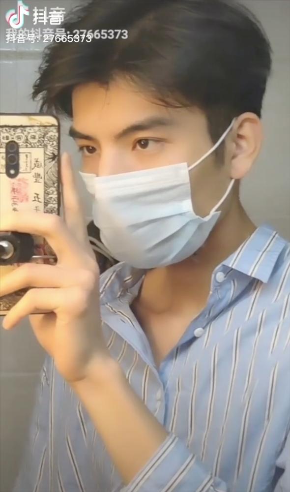 Thêm một hot boy bị bóc mẽ nhan sắc khi luôn đeo khẩu trang, cố xây dựng hình tượng bí ẩn-1