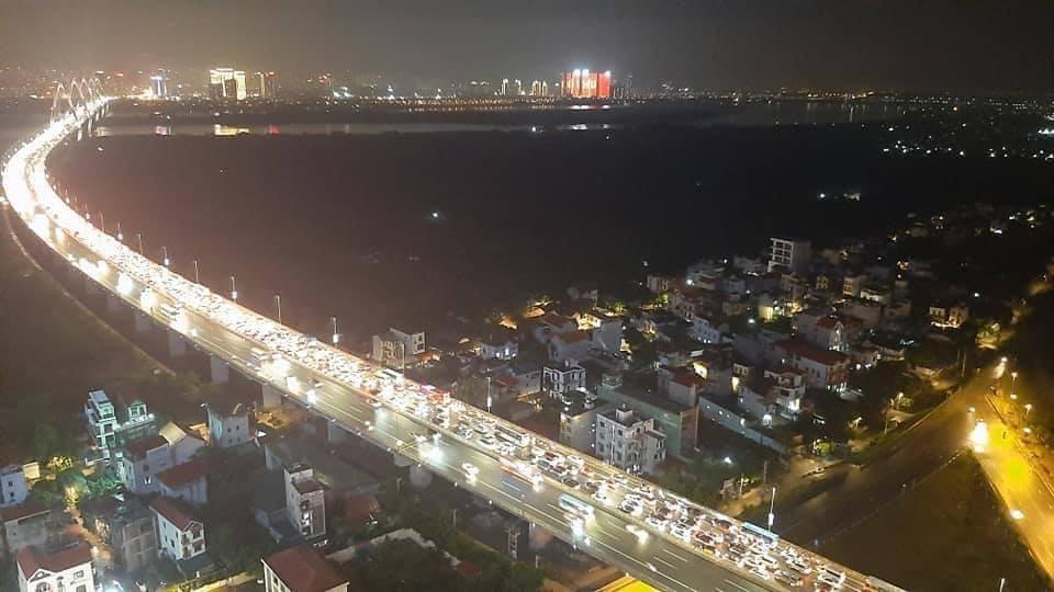 Tai nạn liên hoàn trên cầu Nhật Tân: 12 ô tô đâm nối đuôi, ùn tắc giao thông nghiêm trọng-1