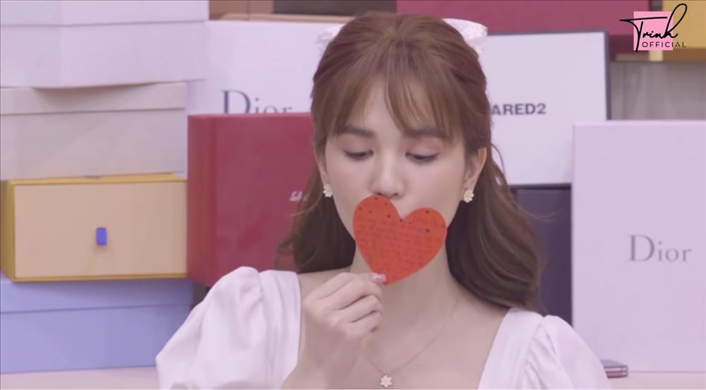 Ngọc Trinh phân biệt đối xử những món quà tiền triệu của bạn bè và quà fan tặng-9