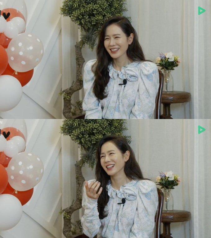 Tối 27/9, Son Ye Jin đã tổ chức một buổi fanmeeting online để gặp gỡ người hâm mộ. Trong buổi trò chuyện, người đẹp đã tiết lộ nhiều câu chuyện thú vị liên quan tới bản thân, trong đó có việc cô luôn được hàng xóm xung quanh khen xinh đẹp từ nhỏ.